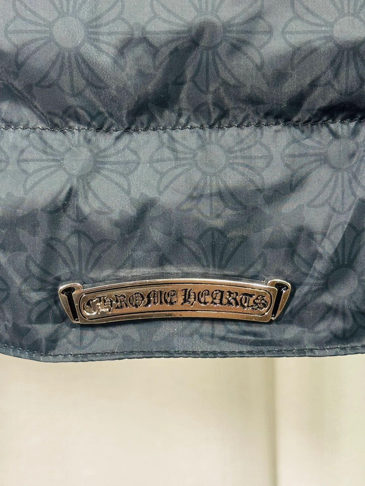 P720 top version 🐮 Real shot without P, ​​different from market products] Chrome Hearts ❄️ Winter environmentally friendly down jacket series ❄️ Chrome Hearts dark pattern series hooded down vest is available at the counter at the same time ❤ The hood is detachable! The best Guangzhou national standard 90 velvet on the market! ! The world’s highest fluffiness of 900D! ! High standard and sufficient down filling! ! Exterior windproof and waterproof dark pattern custom fabric, interior high-grade dark pattern lining fabric to prevent lint, original hardware molding, exquisite craftsmanship details, casual or formal wear ✨ slim fit and not bloated Recommended color: Customized dark pattern flower series Code number: S, M, L, XL